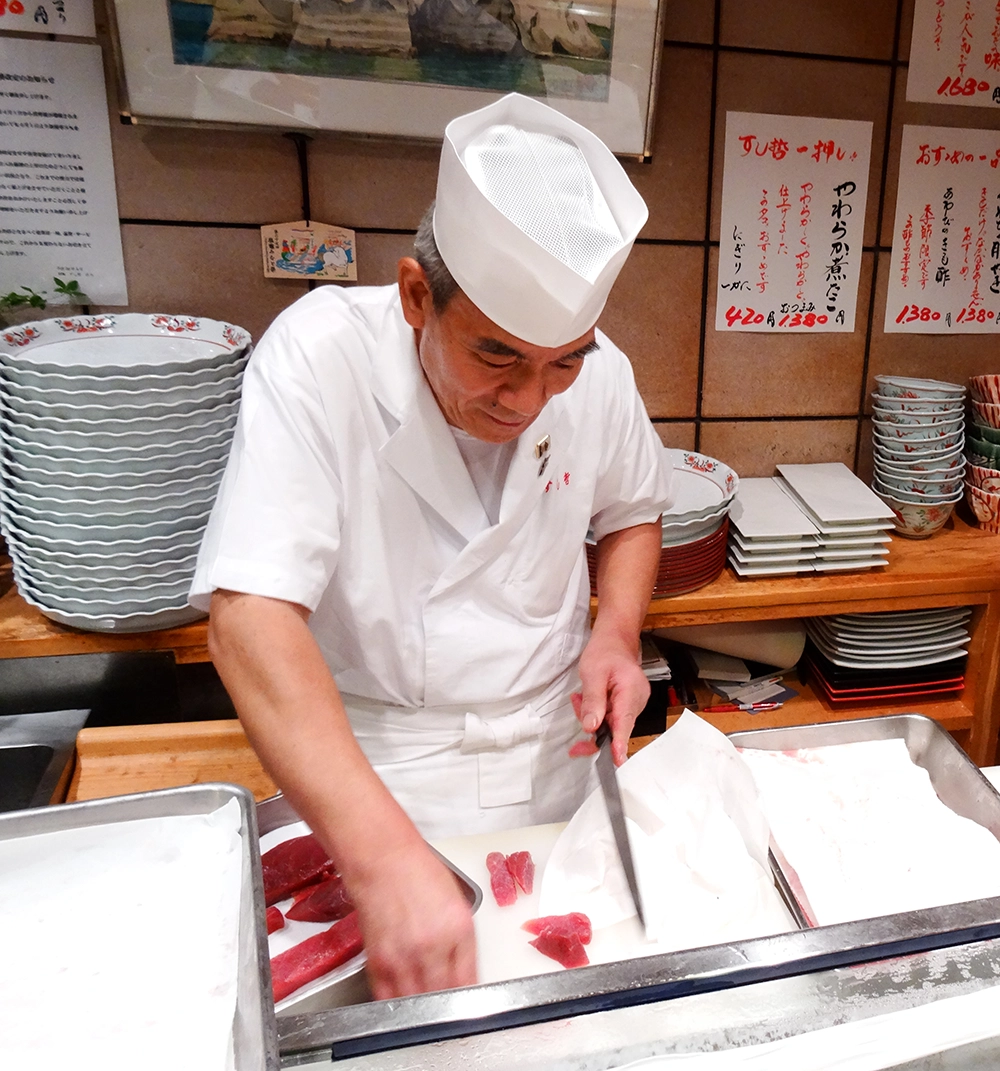魚を仕込むすし職人